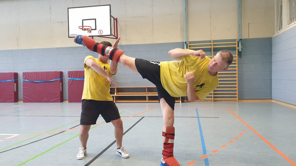 Sidekick und traditioneller Kung-Fu-Abwehr von einem seiner Schüler.