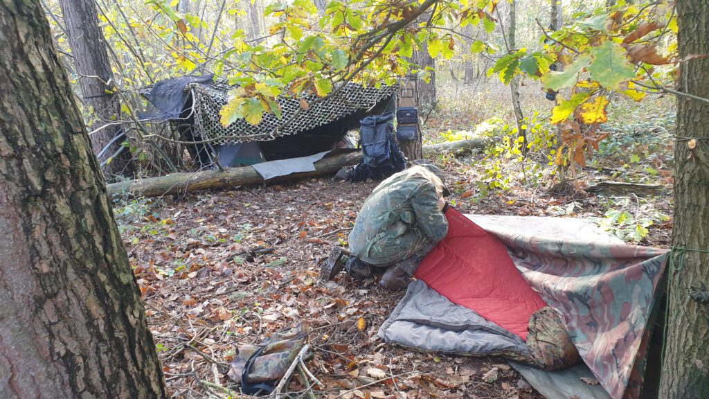 Combat-Outdoor-Training: Schlafstelle unter'm Tarp herrichten beim Lagerbau.