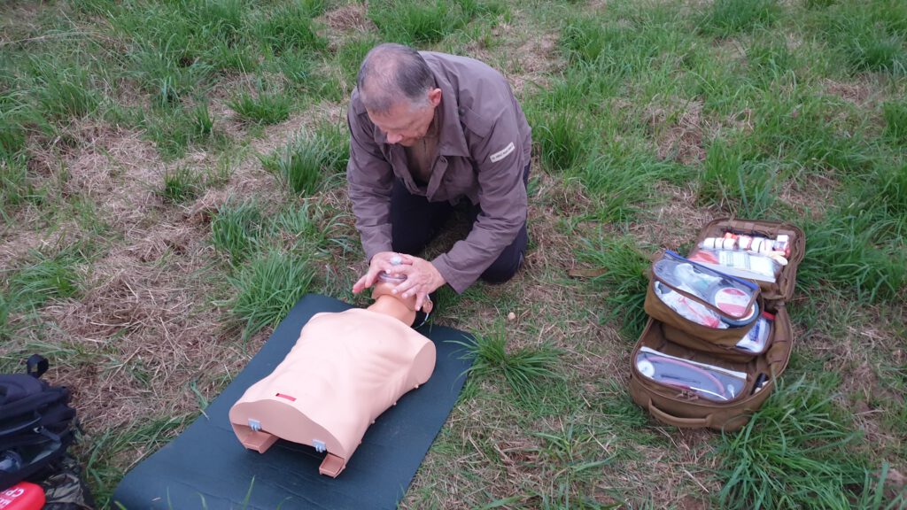 Erste Hilfe-Simulation im Outdoor-Bereich. TRaining Beatmung an Puppe. Sommer 2024