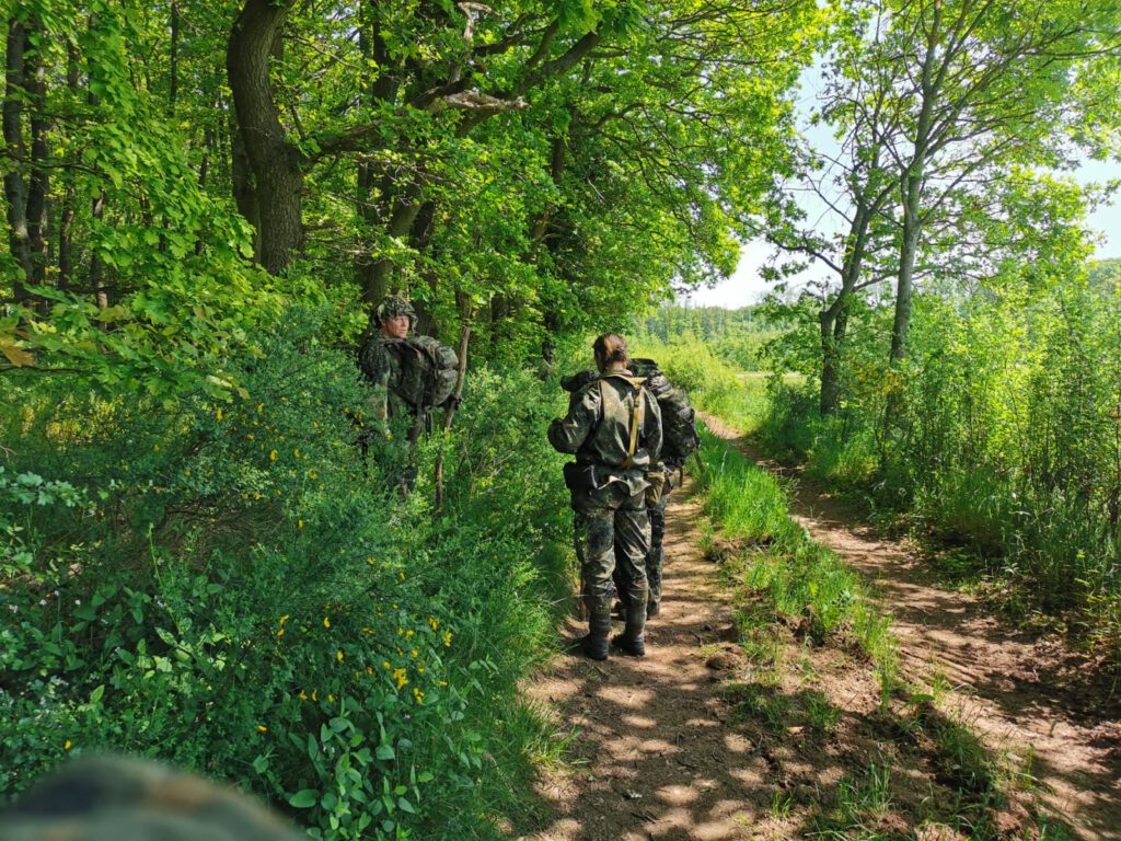 Outdoor-Combat-Lehrgang Oliver Solbach mit zwei Teilnehmerinnen Sommer 2023 in der Eifel