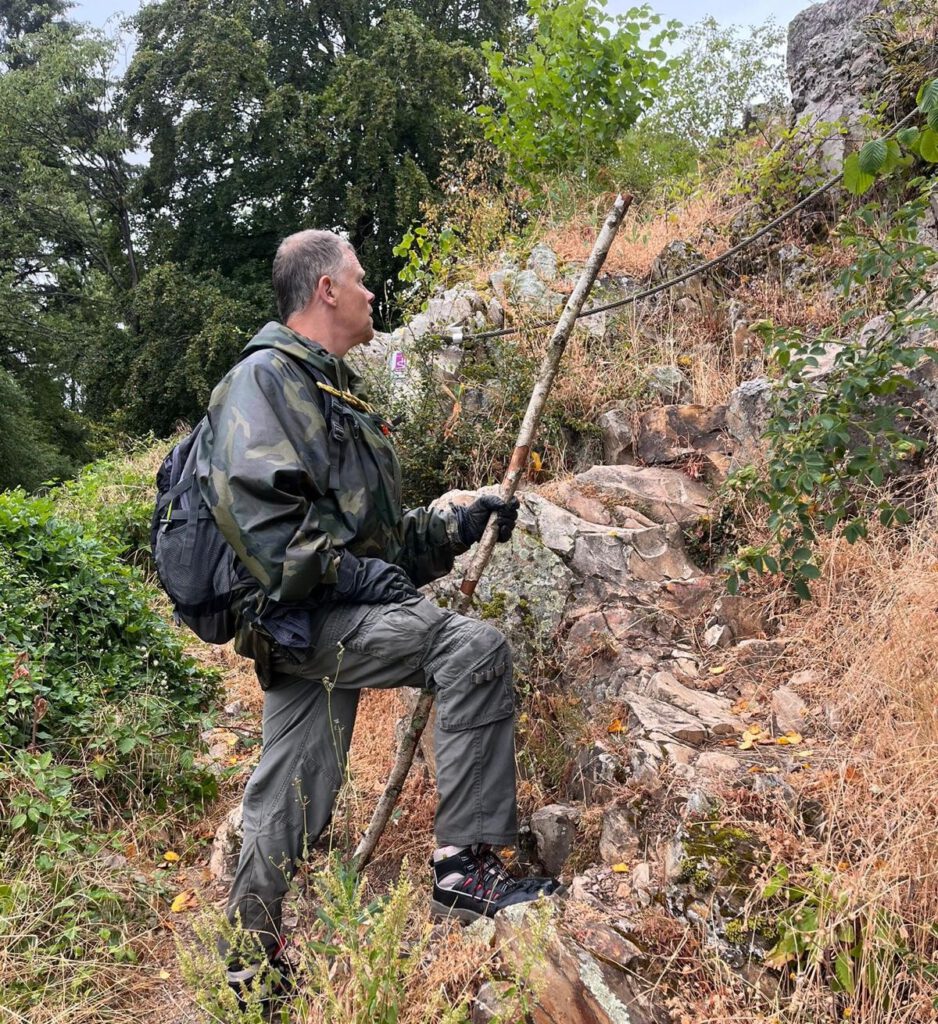 Oliver Solbach Anfang Klettersteig bei Wanderung im Saarland